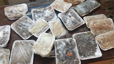 ضبط كميات لحوم ودواجن وطيور منتهية الصلاحية في مطعم مشويات شهير بالبحيرة