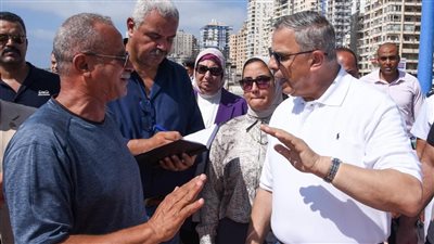 تركيب أعمدة الإنارة وإشارات المرور.. توجيهات محافظ الإسكندرية خلال تفقد مشروع توسعة الكورنيش