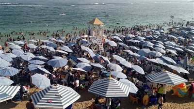 إقبال كبير على شواطئ الإسكندرية عقب انتهاء امتحانات الثانوية العامة |صور 