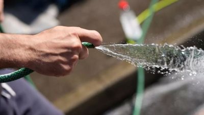 للحفاظ عليها.. بريطانيا تحظر استخدام خراطيم المياه في ري الحدائق وغسل السيارات