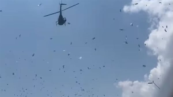 طائرة تلقي دولارات