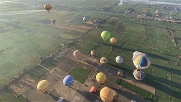 البالون الطائر بسماء