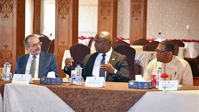 وزير النقل والطيران السيراليوني يبحث التعاون مع المقاولون العرب بمجالات النقل