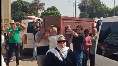 وصول جثمان الفنانة شروق إلى مسجد السيدة نفيسة لأداء صلاة الجنازة