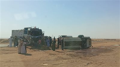 إصابة 3 أشخاص إثر تصادم سيارتين بالطريق الصحراوي بأسوان 