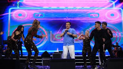 سحراني ويا أحلى منهم.. إيهاب توفيق يتألق في افتتاح مهرجان المسرح الروماني برعاية القاهرة 24 وتنظيم وليد منصور