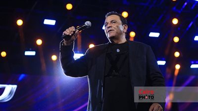 محمد فؤاد من حفله بالمسرح الروماني: قالوا إني مُت تاني يوم فرح بنتي.. وشكرًا أنكم فرحتولنا