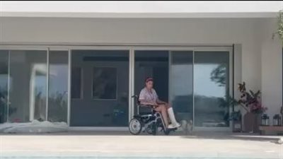 غادة عبد الرازق تظهر على كرسي متحرك بعد إصابتها في القدم.. وتعلق مازحة: يوميات أول أسبوع في الساحل