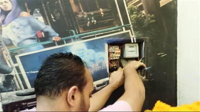 يديرها أفارقة.. استكمال غلق وتشميع المحلات والمقاهي غير المرخصة في أسوان