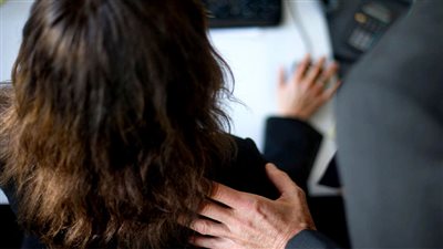 حاول تقبيلها في الشارع.. معلمة تتهم شخصًا بالتحرش بها ومباحث القاهرة تضبطه