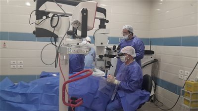 الصحة: خبير مصري عالمي في علاج الجلوكوما يجري 6 جراحات دقيقة مجانا بمستشفى عيون دمنهور