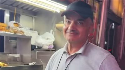 أشاد به مشاري راشد.. بائع مصري يتصدر الترند بتشغيل القرآن بميدان تايمز سكوير: بدفع 50 دولار غرامة يوميًا