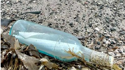 زوجان يعثران على رسالة في زجاجة بعد 13 عاما من إلقائها بالبحر 