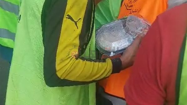 توزيع وجبات علي العمال