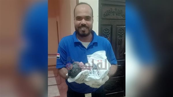 المسعف مع المولود