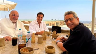 لقاء يجمع جورج قرداحي بـ محمود سعد وخالد الجندي في الأهرامات| صور