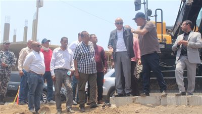 مياه الأقصر تنتهي من إصلاح كسر خط صرف صحي بنجع الشيخ