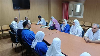 مدير التأمين الصحي بالقليوبية تجتمع بتمريض مستشفى بنها