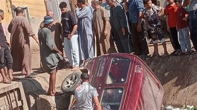 سقوط سيارة داخل ترعة بقرية بلمشط في المنوفية ونجاة السائق