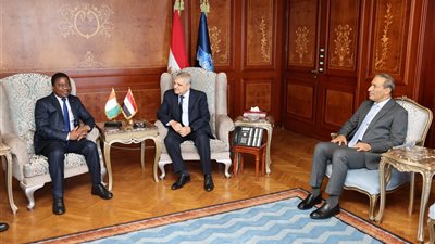 الفريق أسامة ربيع يبحث سبل التعاون الثنائي مع السفير الإيفواري في مجالات تطوير الموانئ والتدريب