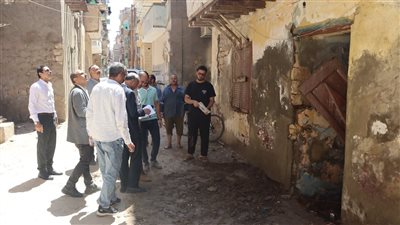 لجنة فنية تفحص منزلًا آيلًا للسقوط ببني سويف.. وتوصي بإزالته فورًا حفاظًا على الأرواح