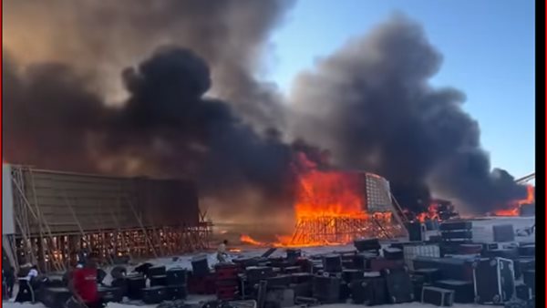 تصاعد ألسنة لهب ودخان