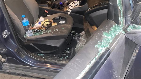  مجهولون يحطمون سيارات