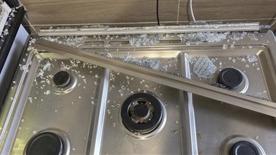 انفجار زجاج بوتاجاز يشعل غضب العملاء.. ومواطن يستغيث من زانوسي: الضمان بلا قيمة