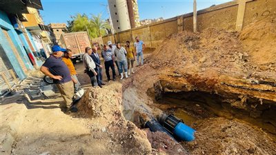 الانتهاء من إصلاح تسريب خط المياه الرئيسي وضخ المياه تدريجيًا بمنطقة الوليدية وقرى بحري مركز أسيوط