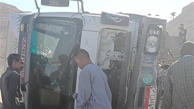 انقلاب سيارة نقل محملة بالزيت على طريق المنصورة - أجا أمام محطة كهرباء سلكا