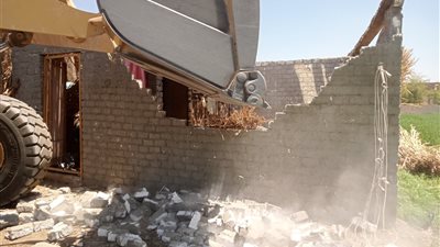 إزالة 4 حالات تعدٍ على الأراضي الزراعية بمركز جهينة في سوهاج