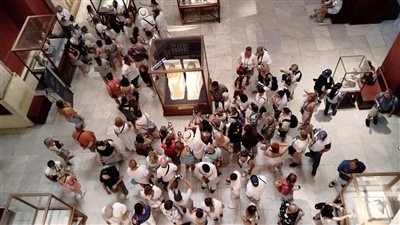 كنوز نادرة تجذب الزائرين.. إقبال كبير من السائحين على المتحف المصري بالتحرير | صور