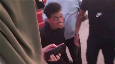 تعاطى الحبوب علنًا.. سيدة تزعم تعرضها للاعتداء من سائق ميكروباص أمام رضيعتها: شتمني وضربني بالجزمة 