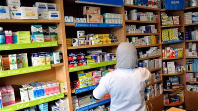 الحكومة تغلظ عقوبات مزاولة مهنة الصيدلة دون ترخيص والتحايل باستعارة اسم صيدلي |انفراد