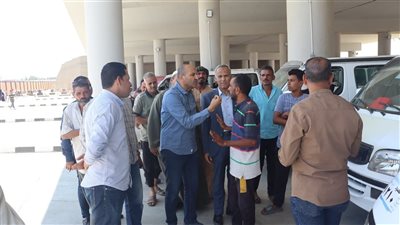 في جولة مفاجئة.. سحب رخص سائقين خالفوا خطوط السير بموقف بني سويف