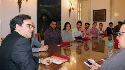 وزير الثقافة يلتقي الفائزين بجوائز الدورة السابعة لمهرجان نجوم المسرح الجامعي ويهديهم كارنيه أهلًا وسهلًا بالطلبة