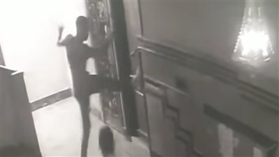 الأمن يفحص فيديو اعتداء شخص على شقة سكنية بالإسكندرية