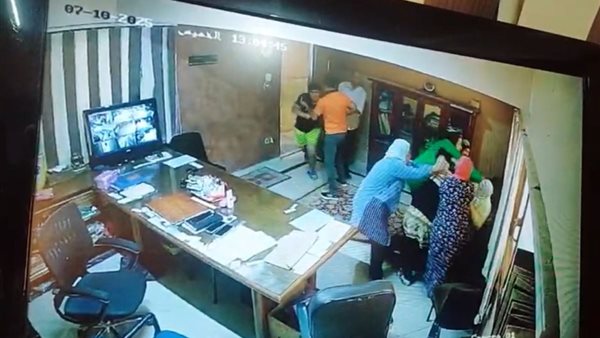 سيدة تعتدي على إدارة