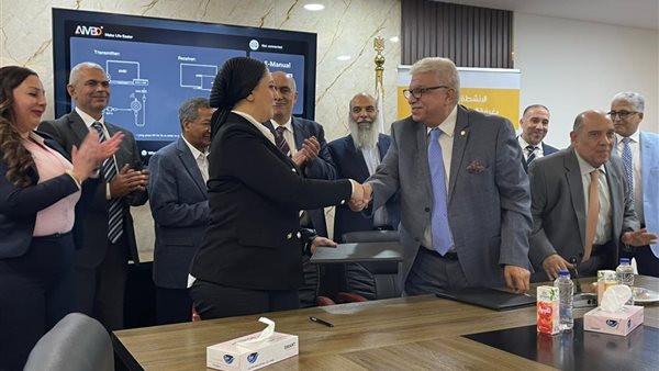 جانب من التوقيع 