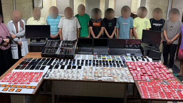 القائمون على منصة