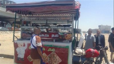 رئيس حي شرق مدينة نصر: إزالة عربة مأكولات مخالفة وكشك متعدٍ على حرم الطريق| صور