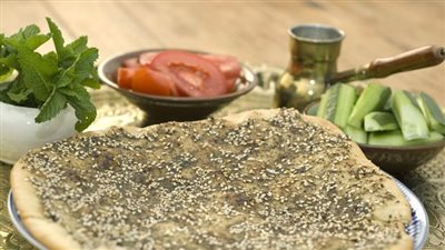 طريقة عمل عجينة المناقيش مثل المطاعم.. تعرفي على سر منقوشة الزعتر الهشة من أبو جوليا