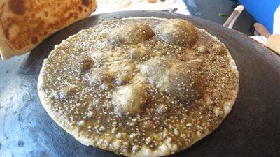 عجينة مناقيش لشخصين بمقادير صحية.. لماذا تحتاج العجينة إلى الراحة قبل التشكيل؟