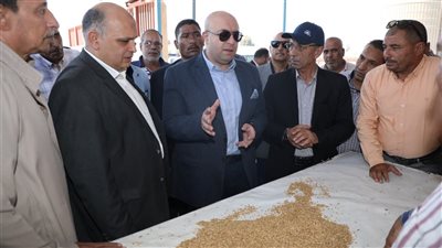 محافظ بني سويف يوجه باستمرار التيسيرات للمزارعين وموردي القمح حتى غلق باب التوريد في 15 أغسطس