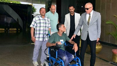  في استجابة إنسانية سريعة.. محافظ الأقصر يُسلم مواطنًا كرسيا كهربائيا بعد مناشدته بمؤتمر جماهيري