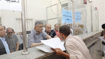 خلال تفقده المركز التكنولوجي.. محافظ الجيزة يستمع لمطالب المواطنين بالصف | صور 