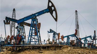 النفط يرتفع وسط توقعات بخفض الخام السعودي وتراجع إنتاج أوبك