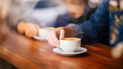 دراسة: التوازن بين الماء والقهوة والشاي يقلل من خطر الوفاة
