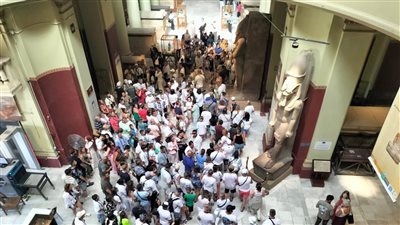 كنوز الفراعنة تبهر العالم.. مئات السائحين يصطفون لرؤية القطع الأثرية بالمتحف المصري في التحرير | صور
