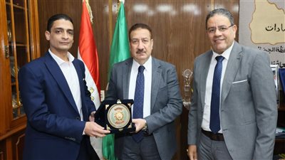 محافظ المنوفية يكرم مدير مستشفى الجراحات المتخصصة لتحقيق أعلى تقييم على مستوى الجمهورية 